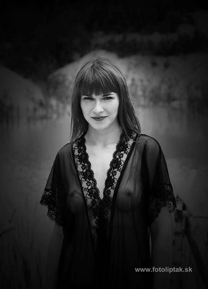 Čiernobiela soft glamour fotografia - akt