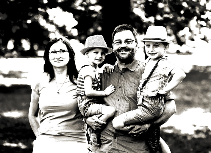 Rodinná čiernobiela fotografia