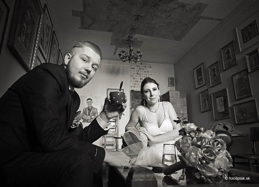 Čiernobiela svadobná fotografia